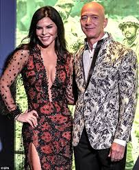 Jan 23 2020, 4:40 et. Amazon Boss Jeff Bezos And Girlfriend Lauren Sanchez Sit Next To Anna Wintour At Fashion Show Daily Mail Online