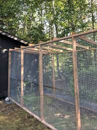 Modern Diy Chicken Coop Chicken Coop And Run Built On A Hill Dans Le Lakehouse Chicken Diy Chicken Coop Run Diy Chicken Coop Plans