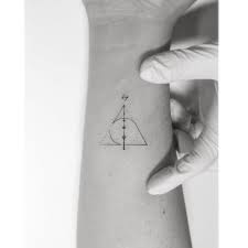 Minimalistische Harry Potter Tattoos Kleine Tinte Inspiriert Von Buchern Filmen Booksmovie Harry Potter Tattoos Harry Potter Tattoo Small Diy Tattoo