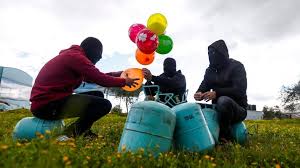 Group floating incendiary balloons into israel says it's a form of pressure on israel to lift devastating gaza blockade. Incendiary Balloons May Spell End Of Quiet On Israel Hamas Border Al Monitor The Pulse Of The Middle East
