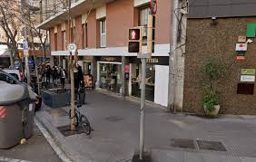 Escándalo por una panadería de Barcelona que emite en bucle un vídeo  pornográfico