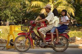Foto De Uma Familia De 4 Pessoas Em Uma Moto Scooter Conducao Na Rua E Mais Fotos De Stock De Adulto Istock