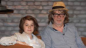 Auch bekannt als „singende herrentorte. Helge Schneider 6 Kinder 4 Frauen Sein Jungster Sohn Ist Musiker Intouch