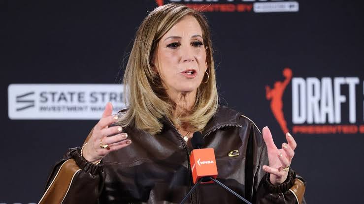 WNBA Commissioner Cathy Engelbert faces intense scrutiny over her executive record, do AI tạo