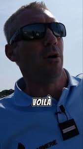 Il cherche soi-disant ses tongs…