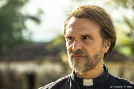 One of her most notable parts is the character mimosa in o cravo e a rosa (2001).3. Padre Fernando Elias Ajuda Maria Da Paz Juliana Paes A Escapar Dos Matheus E Pede Para A Prima Marlene Suely Franco Abrigar A Jovem Em Sao Paulo Purepeople
