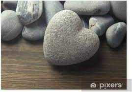 Dans la langue française, le coeur a toujours symbolisé le siège des états d'âme et des pressentiments. Poster Gris Pierre En Forme De Coeur Sur Fond De Bois Pixers Nous Vivons Pour Changer