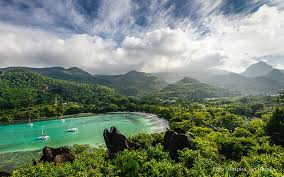 Seychely, 115 malých ostrovov a atolov v polohe kdesi na úrovni kene a tanzánie, patria k najznámejším prázdninovým destináciám na svete. Seychely