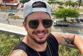 Morre de Covid-19 o cantor sertanejo Kleber, da dupla com Kauê