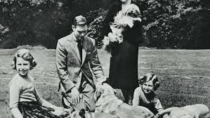 „sa velikom žalošću njeno veličanstvo objavila je smrt svog voljenog supruga dodaje se da je princ filip preminuo mirno, rano izjutra u zamku vindzor. Info Cz Galerie V Dobrem I Ve Zlem Britska Kralovna Alzbeta Ii A Princ Philip Jsou Svoji Uz 70 Let