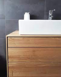 Wandmontierte waschbecken kennen wir aus den meisten bädern. Waschtisch Aus Eiche Massiv Mit Drei Schubkasten Und Einer Tur Badezimmer Unterschrank Holz Waschtisch Holz Unterschrank Waschtisch