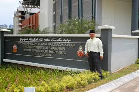 Established in 1958, approximately 1200 students from form 1 to form 5 pursue their secondary education here. Sekolah Menengah Agama Persekutuan Perokok U