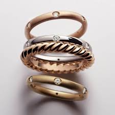 Alliance mariage or rose éthique isandre en forme de ruban plat, brossé avec rainures dans la alliance de mariage très fine pour femme aux doigts délicats, en or rose 18 carats 750/1000, 1.5 mm. Alliance Originale Or Blanc Diamant Pomellato Mariage Une Alliance Originale Pour Dire Oui Elle