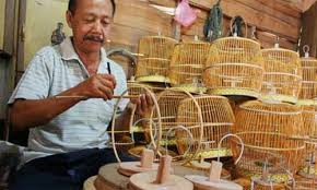 Dari segala macam bentuk kesenian, di sini. Seni Kriya Ukiran Anyaman Bordir Sulam Logam Kulit Lukis Batu Keramik