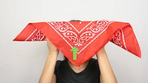 Voici donc quelques idées de coiffure à tester avec un foulard ou un bandana. 4 Manieres De Attacher Un Bandana Wikihow
