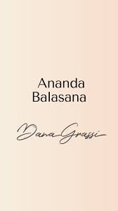 Ananda Balasana (Postura del niño feliz), Físicamente, ayuda a abrir las  caderas, estirar la parte baja de la espalda y relajar la columna  vertebral. También libera tensión acumulada en la pelvis y ...