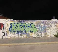 Guerra willy.. Cine todo amigo.. . . . . . #graffiti #trash #noche #color  #wordwide