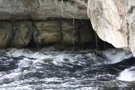 Danau ini bekas galian pasir sehingga mempunyai kontur dari empat sampai 11 meter, walaupun sebelumnya telah diberitakan ma tenggelam di danau saguling saat berenang bersama dua orang. Sanghyang Tikoro Goa Alam Di Waduk Saguling