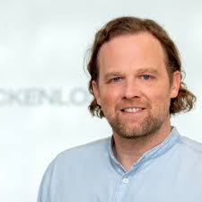 Building the smart glasses OS from 1,000 feet in Shenzhen.