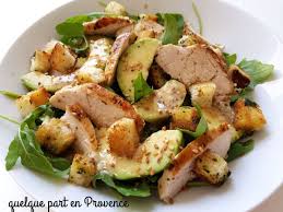 Une Salade Complete Que L On Mange Volontiers Par Cette Chaleur Infernale Pour 2 Personnes Marinade Pou Salade Poulet Avocat Salade Poulet Recettes De Cuisine