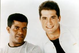 Que possamos ouvir tua voz ecoando nos corações, lança ao pó nossa glória faz o teu trono em nossa canção. Joao Paulo E Daniel Letras Mus Br