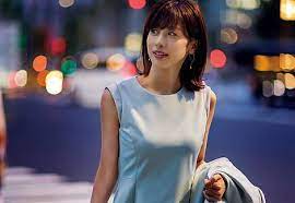 加藤綾子が夜の丸の内仲通りを闊歩したら デキる女のキラキラ感が止まらなかった 1 2 東京カレンダー 美人 アナウンサー 美貌 ギャル イラスト