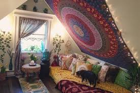 Siapa sangka, ternyata benda yang dianggap sudah tidak berguna ini bisa jadi hiasan dinding kamar yang unik, lho. Tips Dekorasi Kamar Kos Murah Budget Di Bawah Rp 100 Ribu Mau
