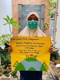 Sesuaikan coronavirus templat poster dalam ukuran lain: Asah Kreativitas Siswa Buat Poster Pencegahan Covid 19