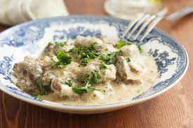 Dans une cocotte faites revenir les rognons salés et poivrés dans un peu de graisse avec les carottes, les oignons et les échalotes. Recette Ris Et Rognons De Veau Marie Claire