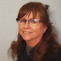 Carolyn Lenz's Instagram, Twitter & Facebook