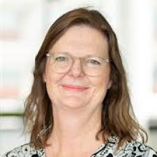 Lynne Giles's Instagram, Twitter & Facebook