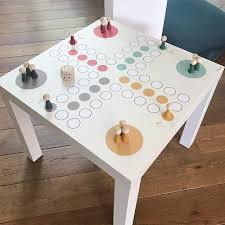 Wir Sind Heute Zu Einem Grossen Geburtstagsgartenfest Eingeladen Als Geschenk Fur Die Ganze Familie Gib In 2020 Brettspiel Selber Machen Uhrzeit Lernen Ikea Lack Tisch