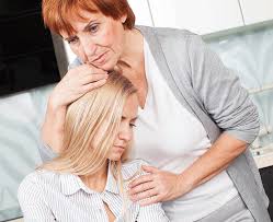 Resultado de imagen de ayudar a una persona triste