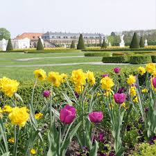Der Fruhling Ist Endlich Da Es Wird Nun Auch Mal Wieder Zeit Die Sonne In Den Herrenhauser Garten Zu Verbringen Garten Fruhling Herrin