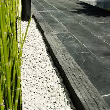 Remplir Les Plate Bandes Actuelles Avec Le Gravillon Decoratif Blanc Chez Castorama Par Exemple Jardin Contemporain Bordure De Jardin En Pierre Allees Jardin