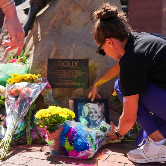 No Service, No Flowers: Dolly Parton Secretly Buried in Cold Silence