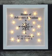Beleuchteter Bilderrahmen Kompass Koordinaten Und Name Dekoelement Led Rahmen Wanddeko Von Jonapwohnmanufaktur Picture Frames Frames On Wall Framed Letters
