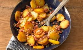 Bratkartoffeln So Gelingt Der Klassiker Garantiert Chefkoch De In 2020 Bratkartoffeln Knusprige Bratkartoffeln Knusprige Kartoffeln
