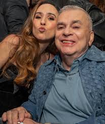 Tatá Werneck posa com Walcyr Carrasco e o exalta: 'homem que me deu a chance'