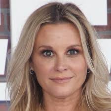 Hillary Burns's Instagram, Twitter & Facebook