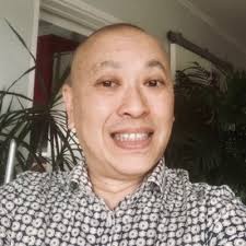 Je suis un sénior… … j'ai pas honte de le dire. Oui, j'ai 54 ans. Oui…