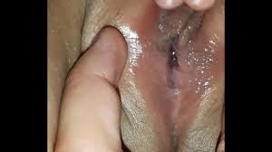 Mi novia de universidad se toca su vagina mojada y le meto el dedo -  XNXX.COM