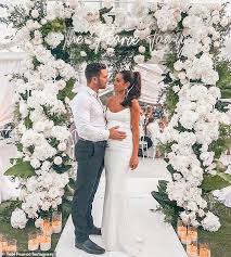 View smaller view smaller view larger view larger. Kayla Itsines 29 Announces Shock Split With Fiance Tobi Pearce Australiannewsreview