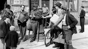 „zakazane piosenki to niezwykła, muzyczna opowieść o warszawie z okresu okupacji hitlerowskiej. Zakazane Piosenki Godziny Emisji W Telewizji Obsada Kiedy Leci I Gdzie Obejrzec Powtorki Sprawdz Online Programtv Naziemna Info