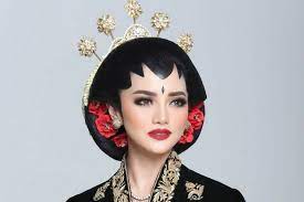 Dengan bentuk paes yang lancip mirip dengan paes yogya putri, paes ageng yogya tampak elegan dengan hiasan emas prada ditepi paesnya. 8 Riasan Pengantin Adat Jawa Yang Sarat Doa Dan Makna