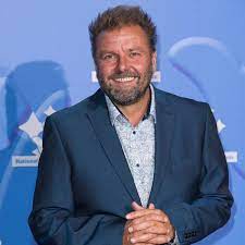 Homes under the hammer star martin roberts had to be admitted to a&e with a serious infection after his cellulitis flared up and spread to his other leg on a camping trip …read more. Nsdo2yogro6sfm