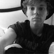 Ashton Sylvester (@AshtxnSylvester)