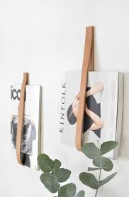 Porte Revue Mural Realise A Partir D Une Languette De Cuir Diy Magazine Holder Leather Diy Home Decor Tips