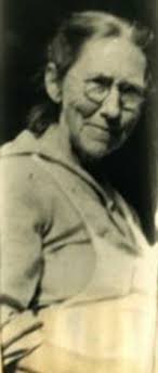 Aprons: a practical accessory for women in the 50's