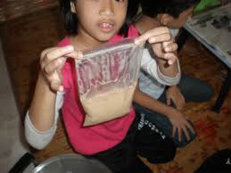 Sebarkan ais krim yang disebat ke atas sisi kuali, mewujudkan lapisan vanila yang tebal. Mari Kita Cuba Buat Aiskrim Goyang Awal Sains Dan Kanak Kanak